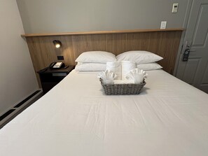 1 Double Bed-Shared Bath | WiFi, bed sheets, wheelchair access - Americana Inn (New York)