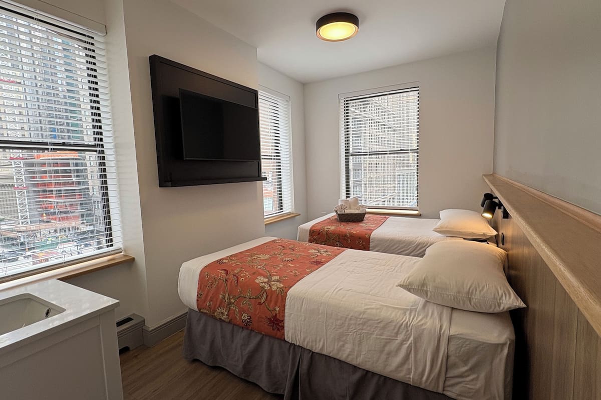 2 Twin Beds-Shared Bath | WLAN, Bettwäsche, Rollstuhlgeeignet