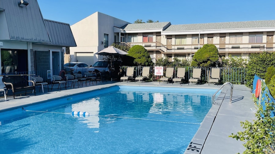 Niagara Lodge & Suites