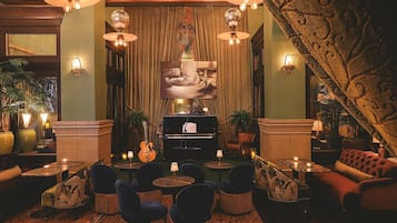 3 bars/lounges, lobby lounge