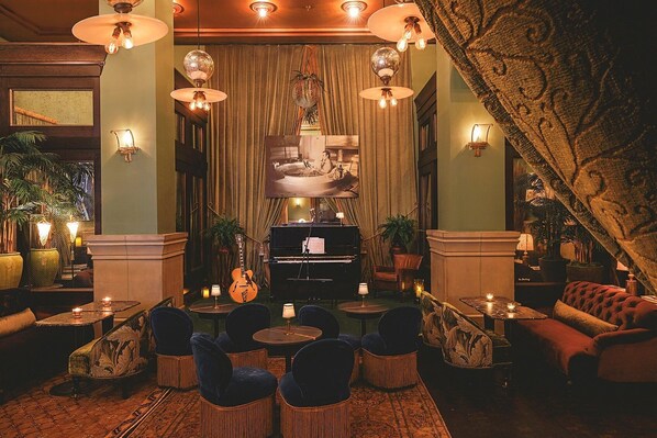 3 bares/lounges, saguão/lounge