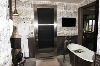 Egyptian cotton sheets, premium bedding, minibar, in-room safe at Soho Grand Hotel