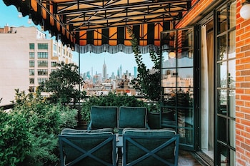 Suite, Terrace | Egyptian cotton sheets, premium bedding, minibar, in-room safe at Soho Grand Hotel