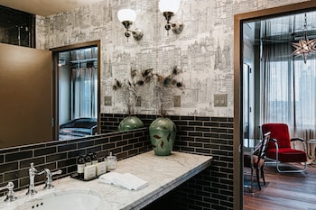 Egyptian cotton sheets, premium bedding, minibar, in-room safe at Soho Grand Hotel