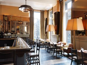 3 bars, lounge dans le hall