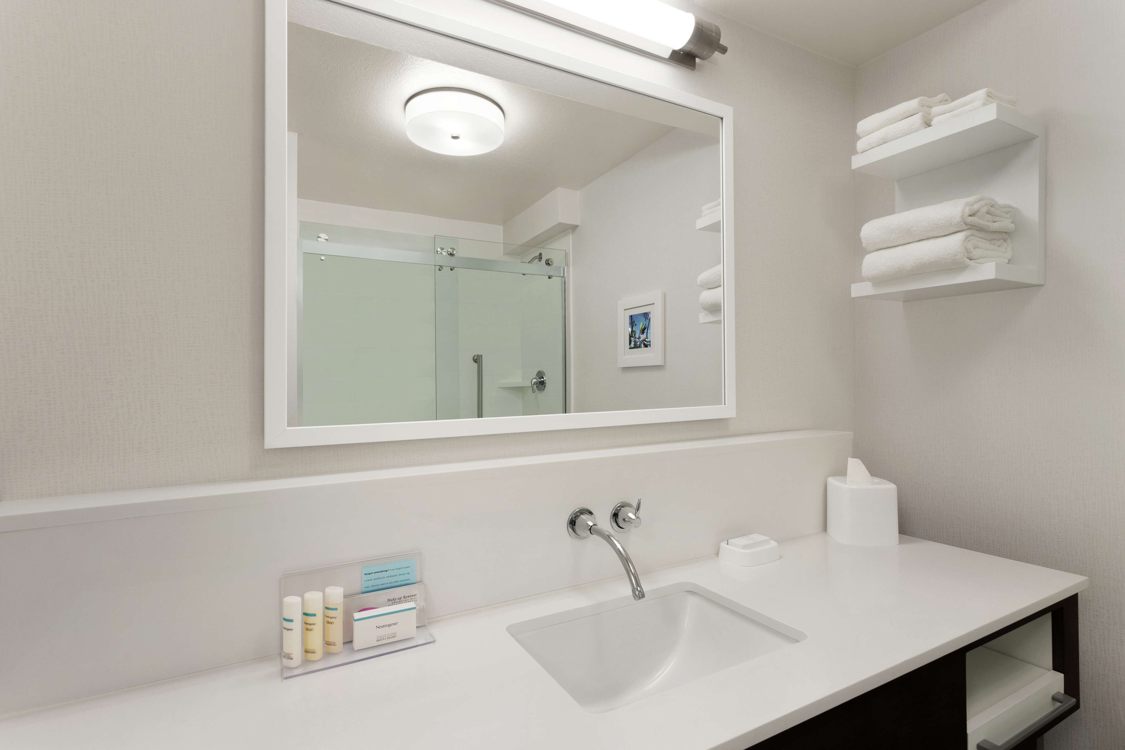 room, 1 king bed | bathroom | combined shower/bathtub, free toiletries, hair dryer, towels