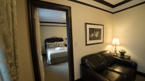 Hypo-allergenic bedding, in-room safe, individually decorated, desk