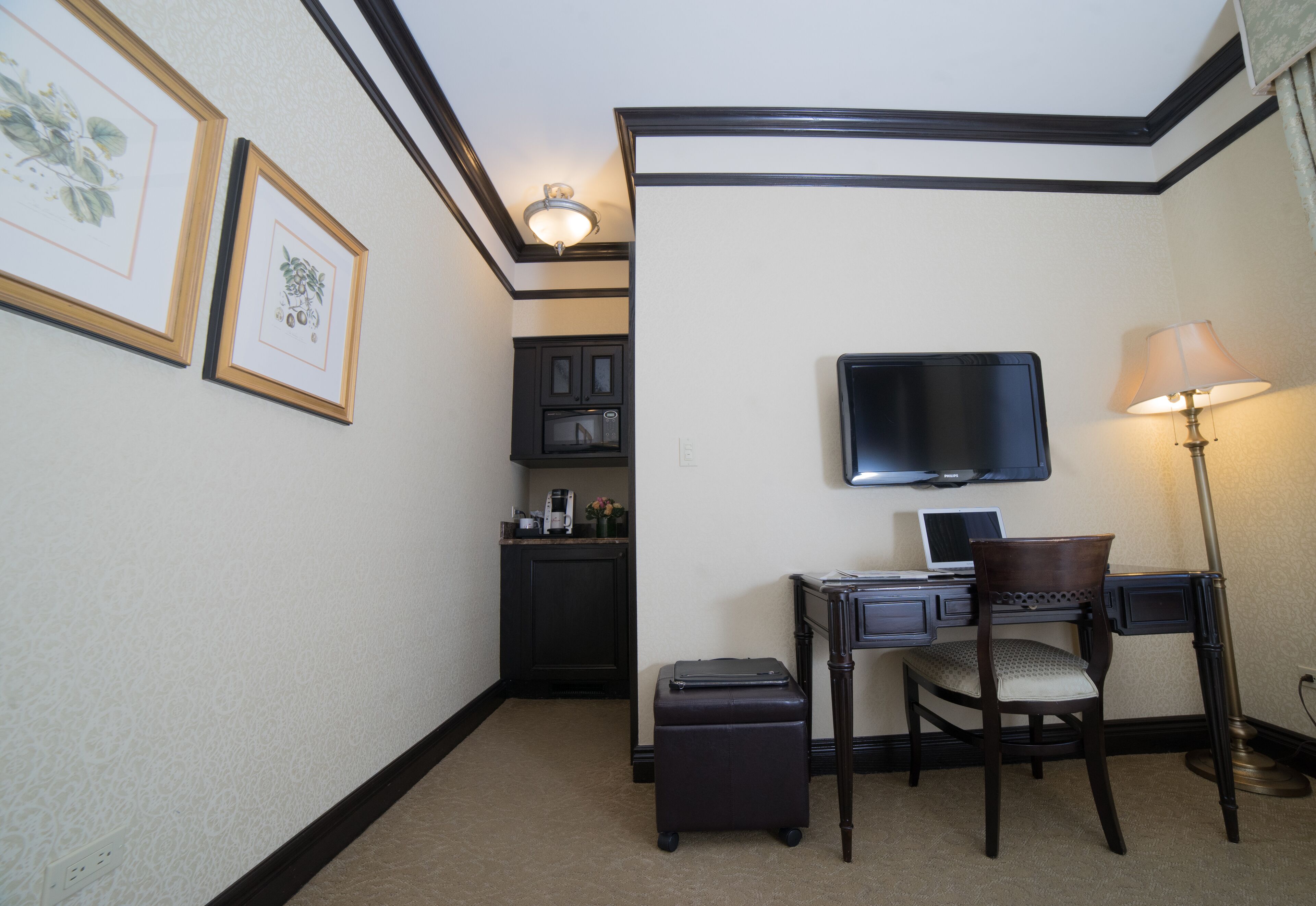 deluxe suite, 2 bedrooms (family) | hypo-allergenic bedding, in-room safe, individually decorated, desk