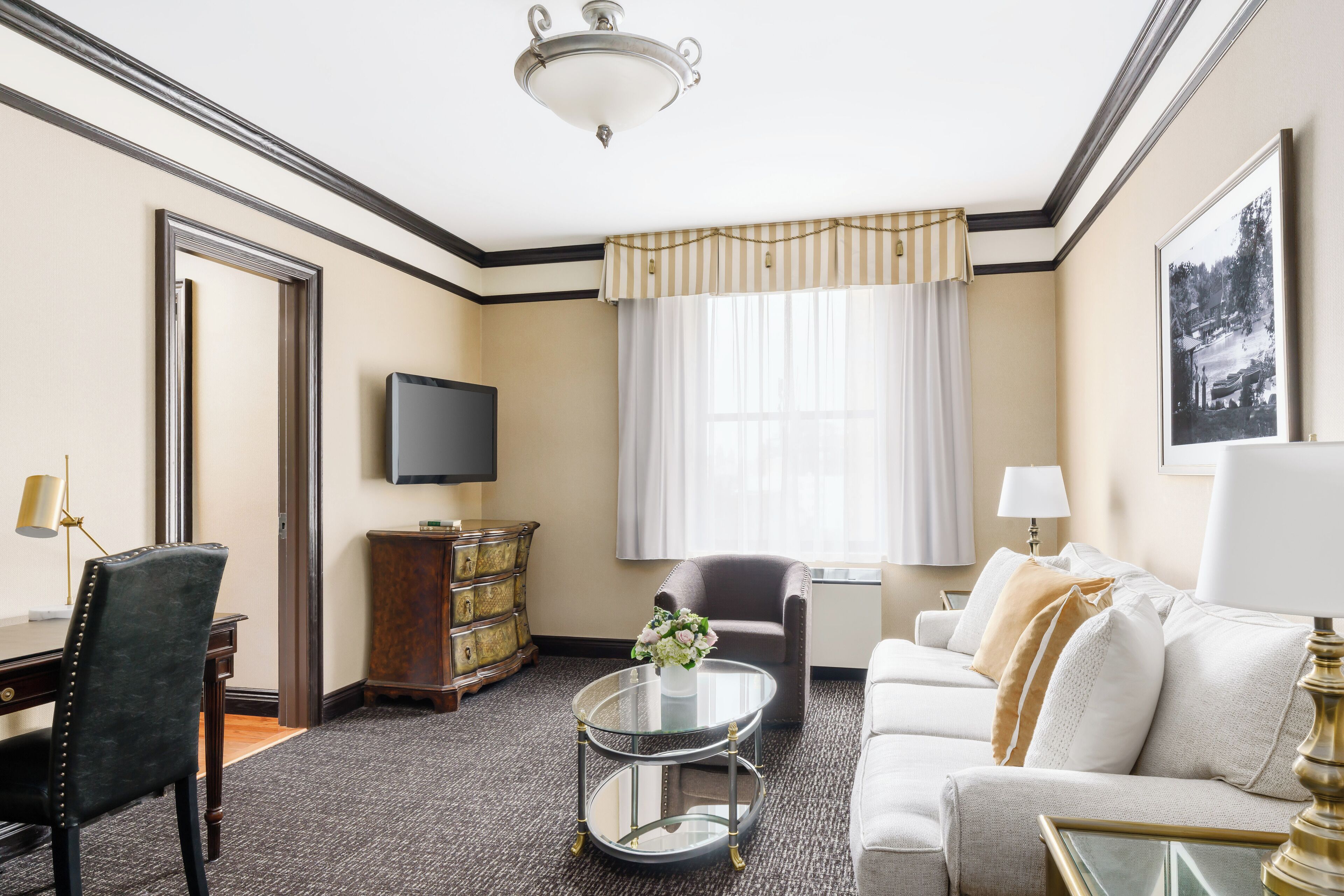 deluxe suite, 1 king bed | hypo-allergenic bedding, in-room safe, individually decorated, desk