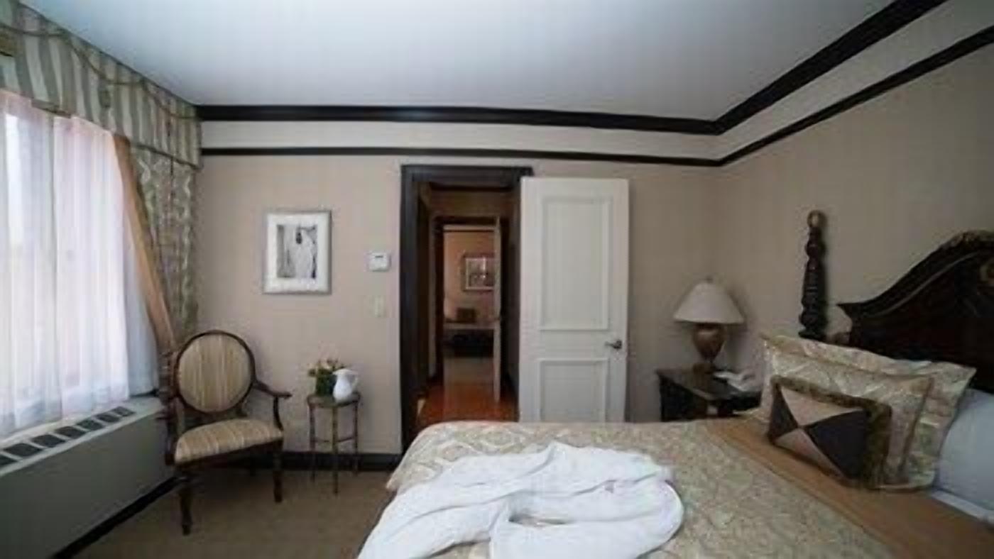 Hypo-allergenic bedding, in-room safe, individually decorated, desk