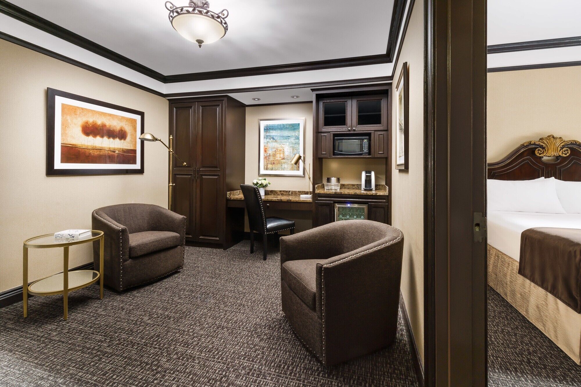 hypo-allergenic bedding, in-room safe, individually decorated, desk