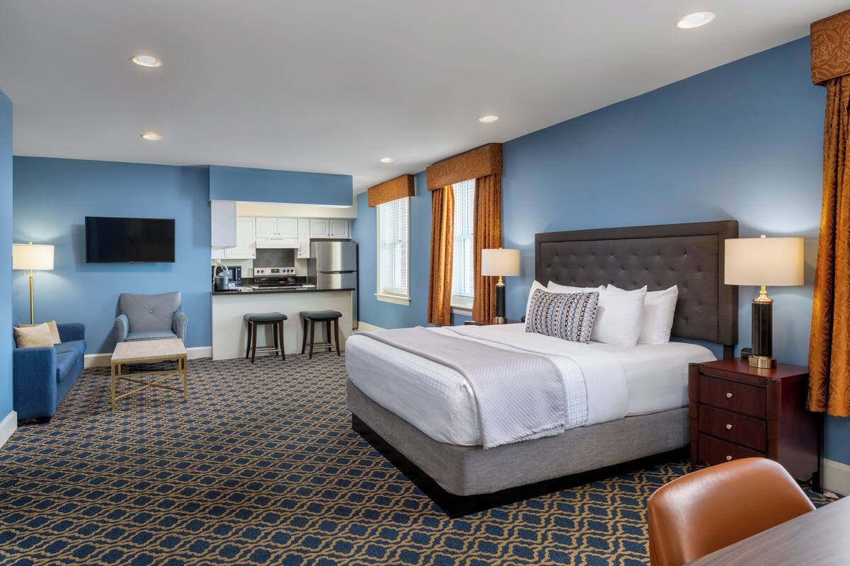 premium bedding, pillow-top beds, in-room safe, desk