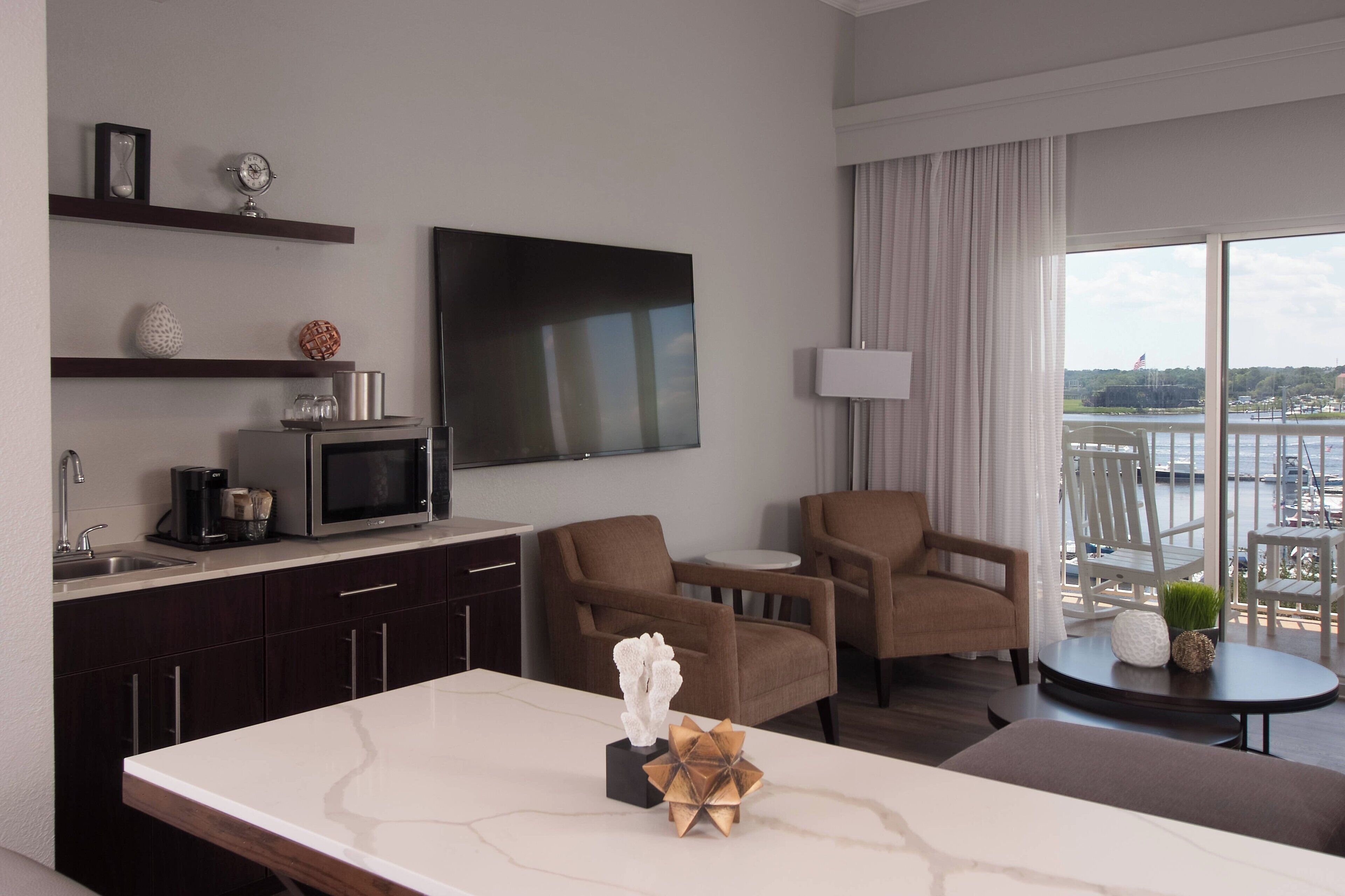 Hochwertige Bettwaren, Zimmersafe, Schreibtisch