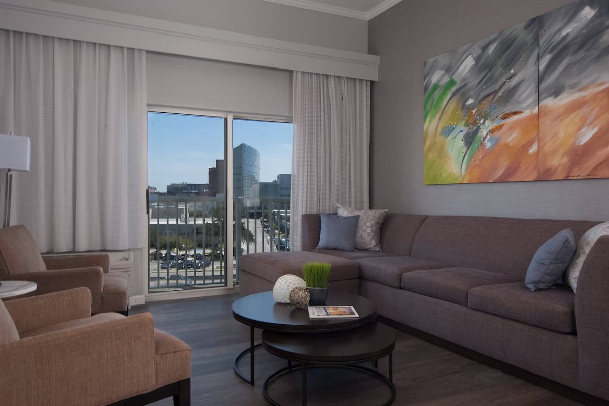 Suite, 1 Schlafzimmer, Balkon | Wohnbereich | Flachbildfernseher, Pay-TV