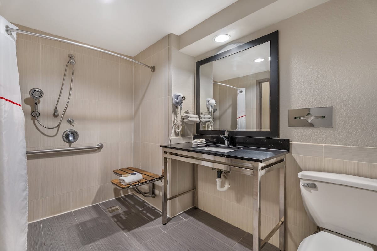 Combined shower/tub, towels