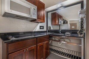 객실 내 금고, 책상, 노트북 작업 공간, 다리미/다리미판