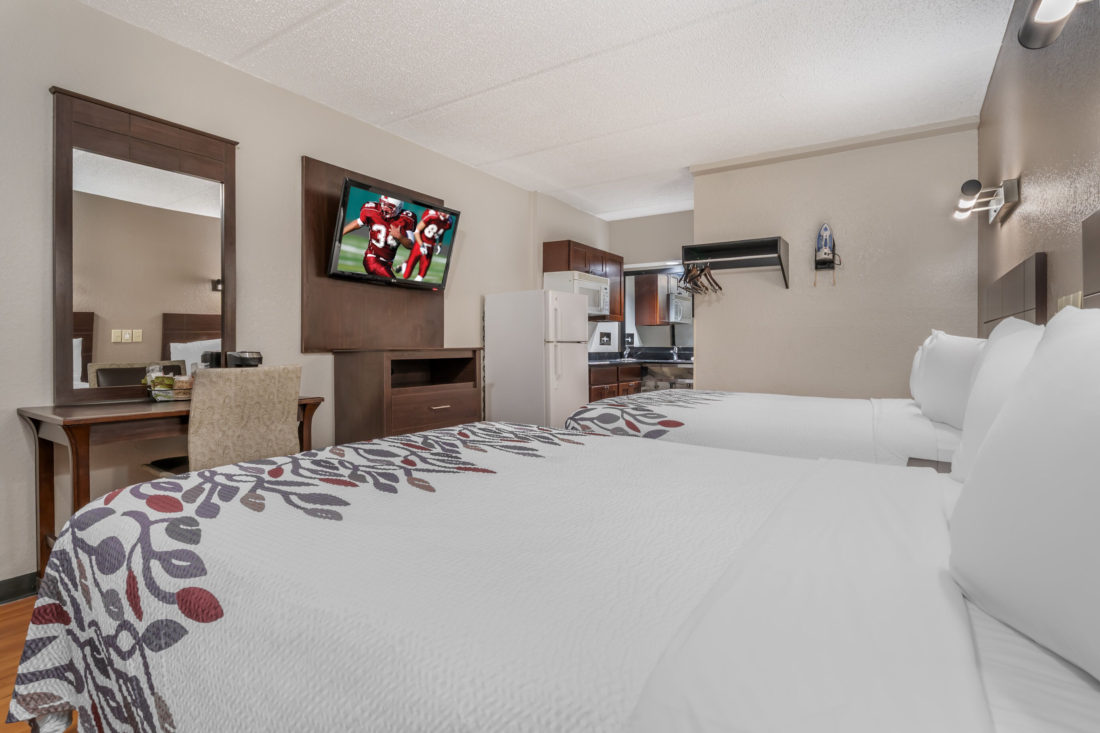 Safe på rommet, skrivebord og skrivebord for bærbar PC