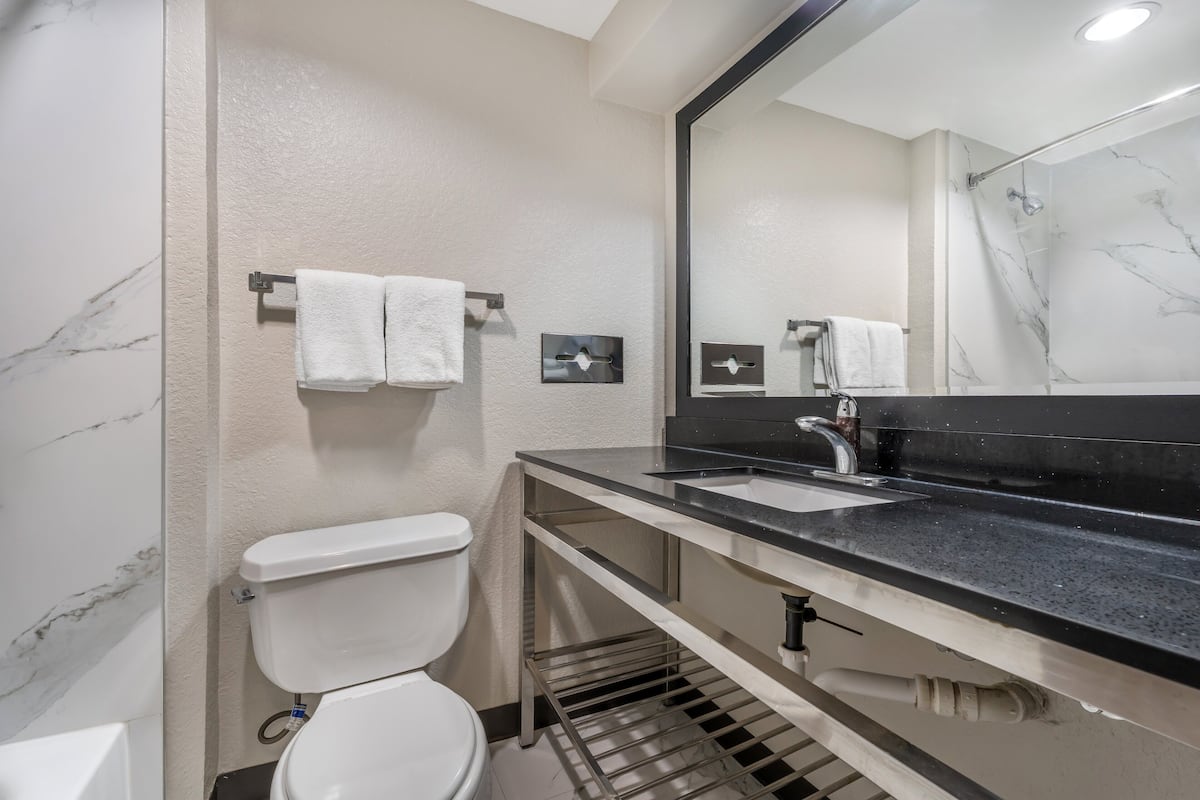 Combined shower/tub, towels