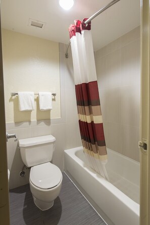 Combined shower/tub, towels