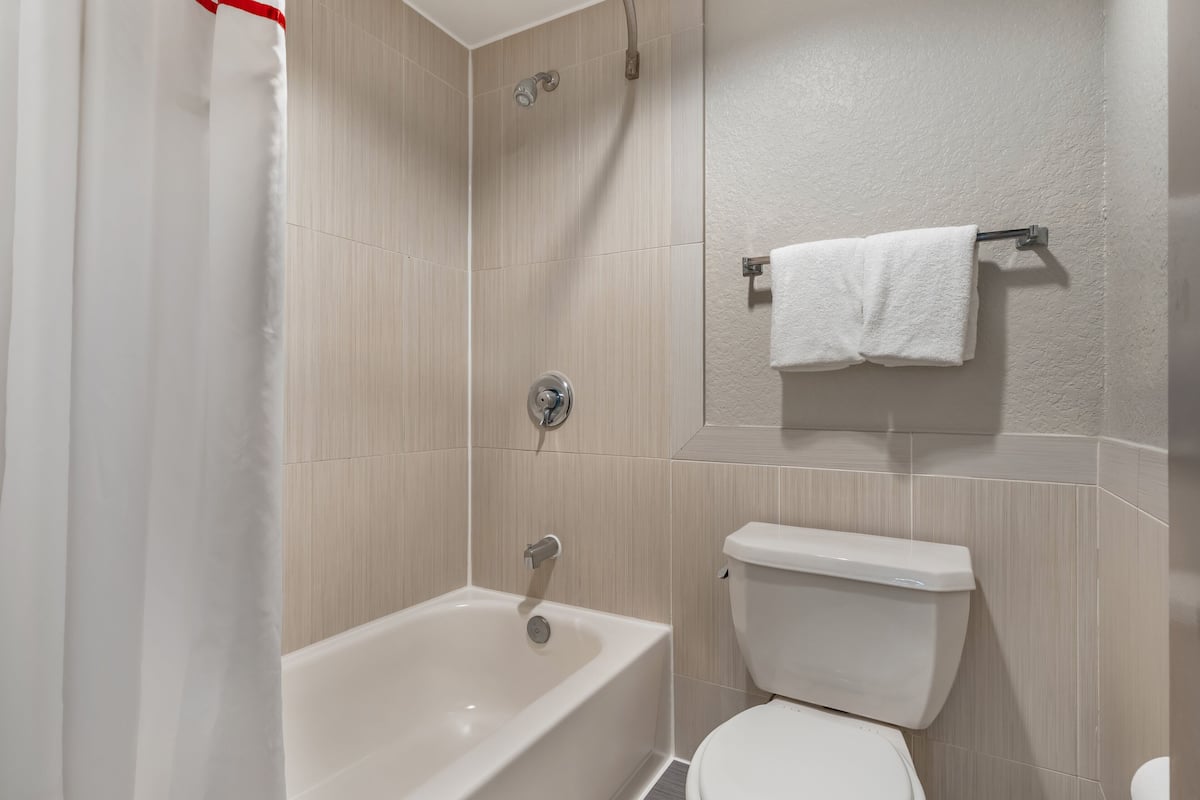 Combined shower/tub, towels