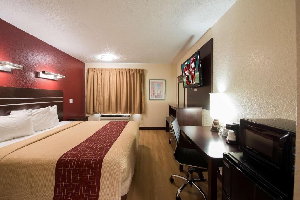 In-room safe, desk, laptop workspace, iron/ironing board