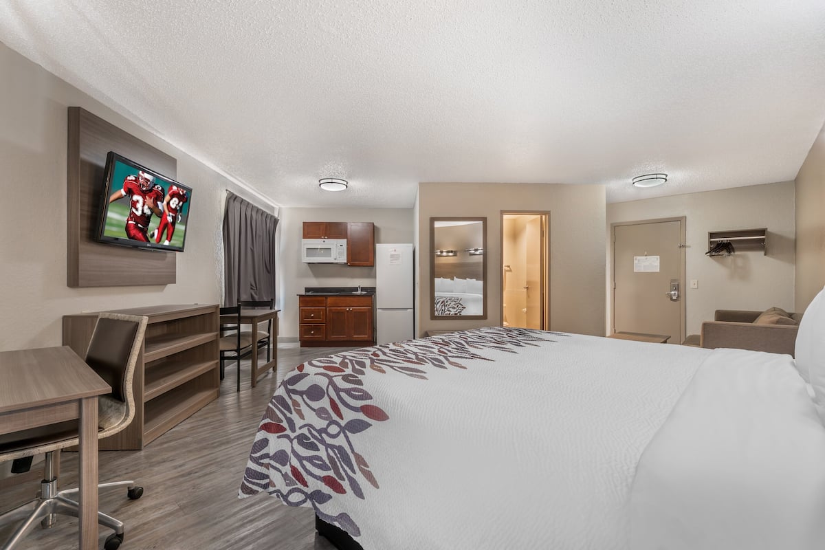 In-room safe, desk, laptop workspace, iron/ironing board