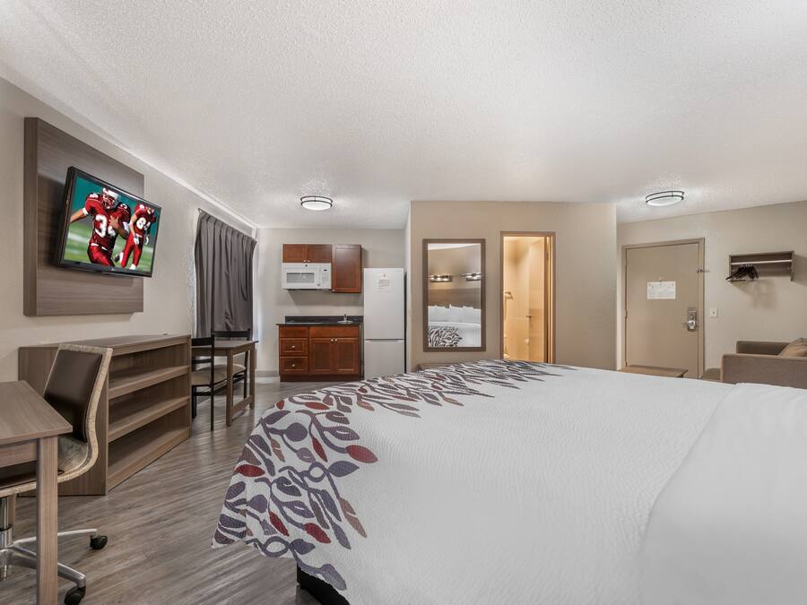 Superior kamer, 1 kingsize bed met slaapbank, niet-roken, keuken | Een kluis op de kamer, een bureau, een laptopwerkplek