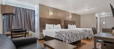 Superior Room, 2 King Beds, Non-Smoking, Kitchen | Coffres-forts dans les chambres, bureau