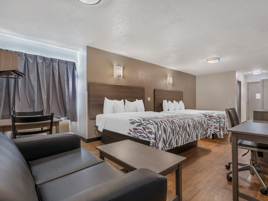 Superior Room, 2 King Beds, Non-Smoking, Kitchen | Cofres nos quartos, escrivaninha, espaço de trabalho para notebook