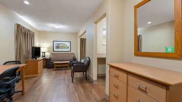 Deluxe Studio, 1 Queen Bed with Sofa bed, Non Smoking | Desk, laptop workspace, iron/ironing board, free WiFi