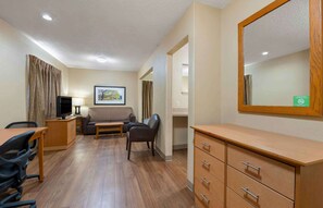 Deluxe Studio, 1 Queen Bed with Sofa bed, Non Smoking