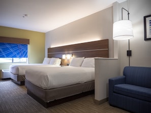 標準客房, 2 張加大雙人床, 無障礙 (Mobility, Accessible Tub) | 客房內保險箱、書桌、遮光布/窗簾、熨斗/熨衣板