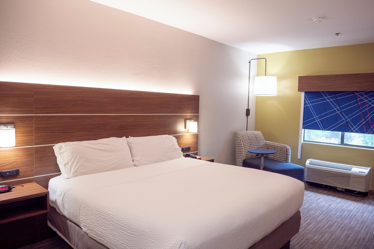 Standard Room, 1 King Bed | In-room safe, desk, blackout curtains, iron/ironing board