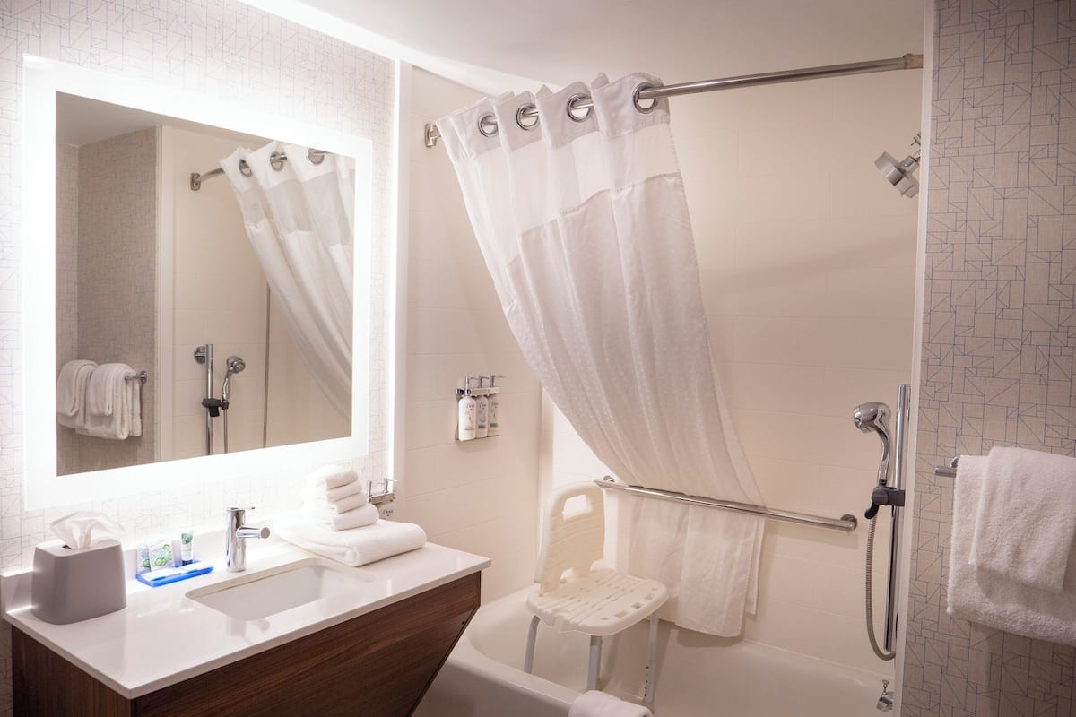 combined shower/bathtub, eco-friendly toiletries, hair dryer, towels