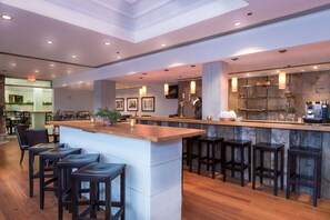2 bares o lounges 