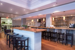 2 Bars/Lounges