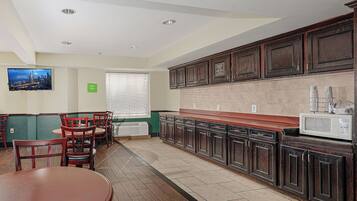 Sudah termasuk sarapan ala kontinental setiap hari