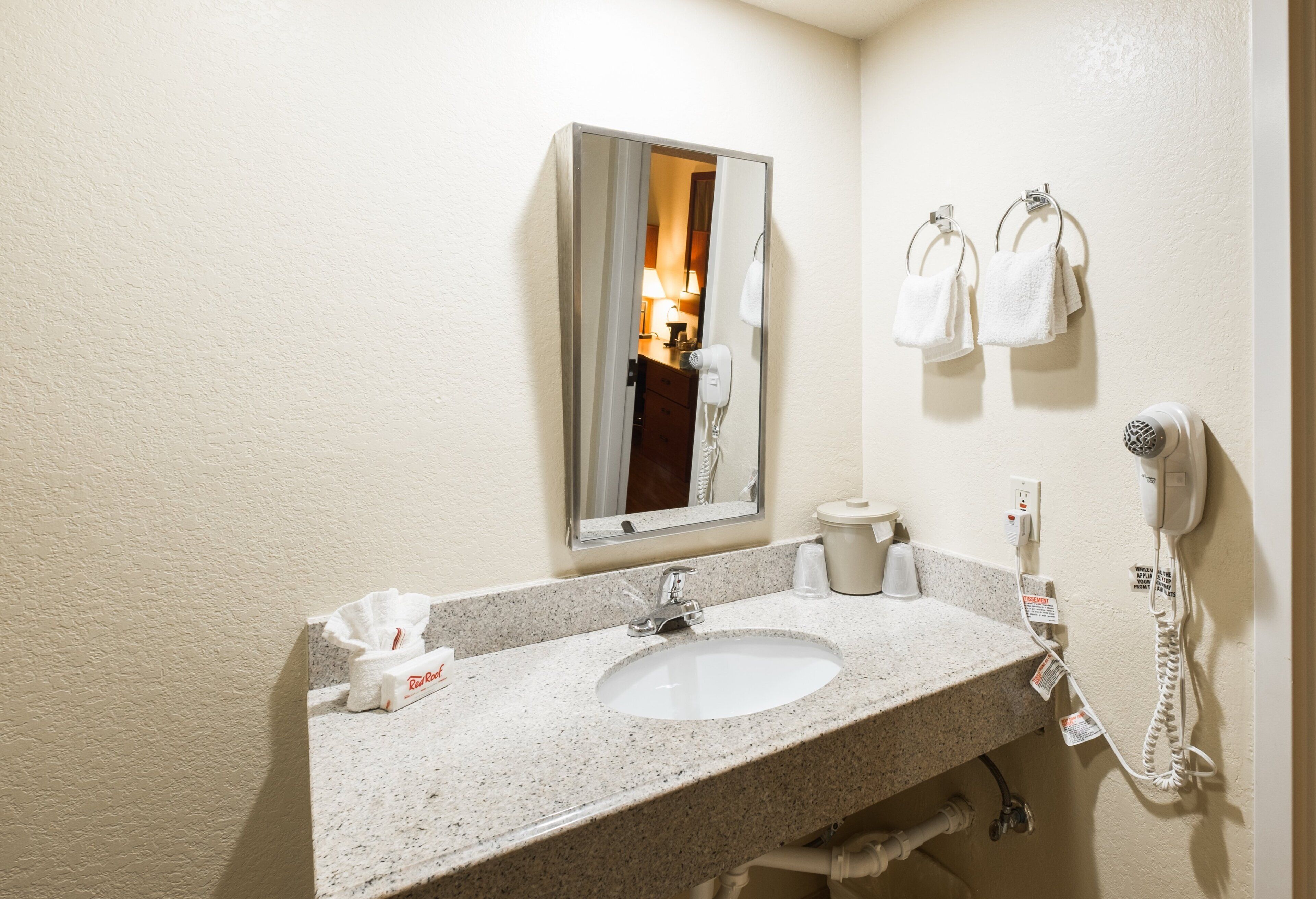 standard room, 1 queen bed | bathroom | combined shower/bathtub, free toiletries, hair dryer, towels
