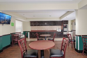Free daily continental breakfast - GreenTree Inn Houston IAH Airport (Houston)