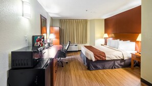 Escritorio, espacio para trabajar con un portátil, cortinas opacas