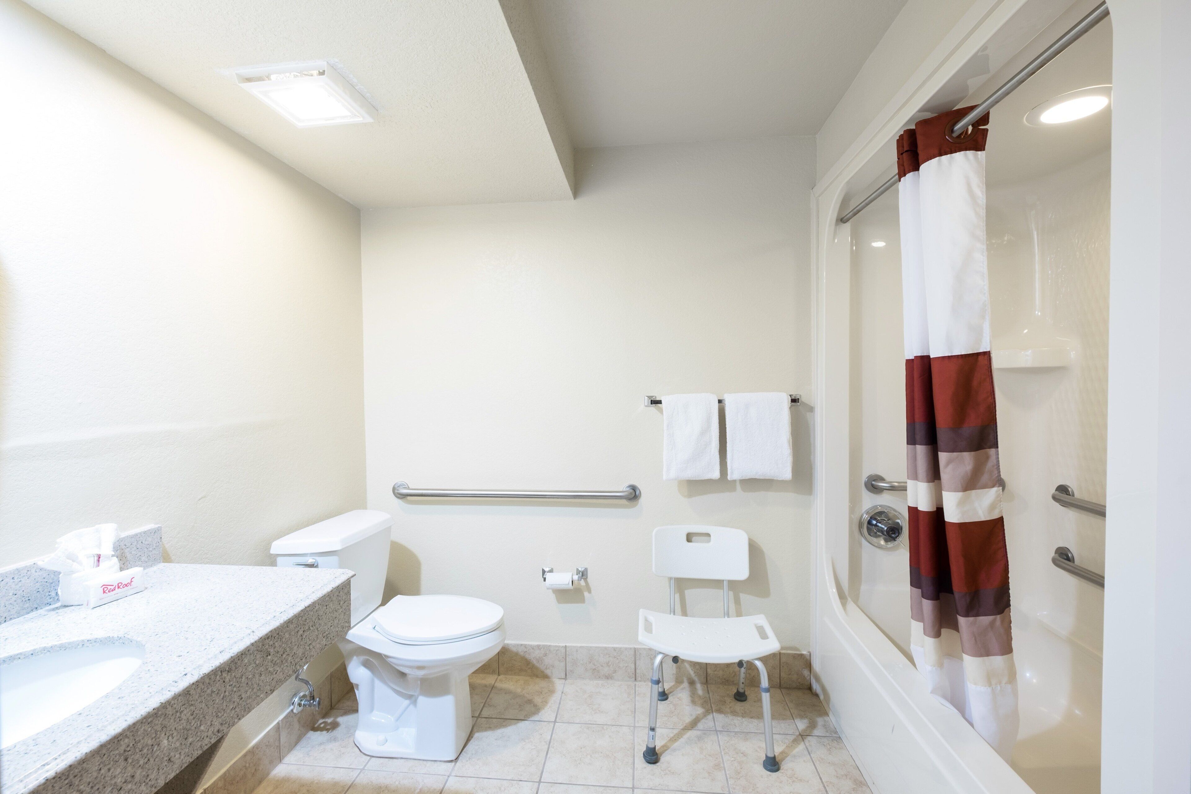 standard room, 1 queen bed | bathroom | combined shower/bathtub, free toiletries, hair dryer, towels
