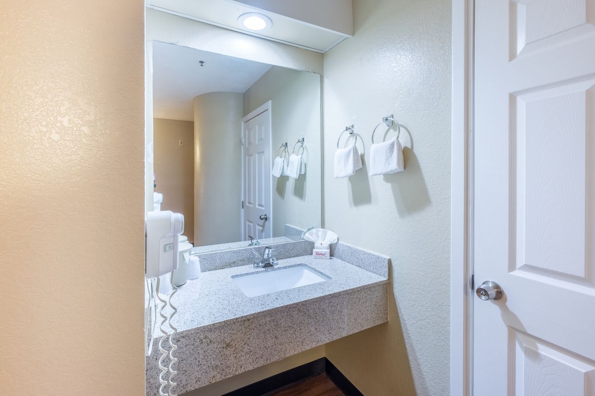 combined shower/bathtub, free toiletries, hair dryer, towels