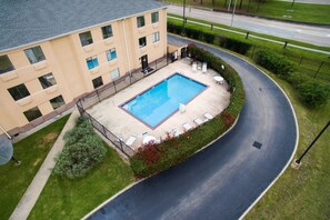 Outdoor pool, pool umbrellas, sun loungers