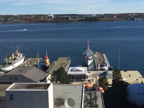 Suite, 2 queensize bedden, uitzicht op haven | Kameruitzicht