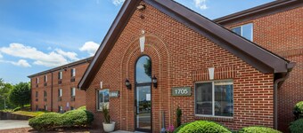 HomeTowne Studios & Suites by Red Roof Greensboro