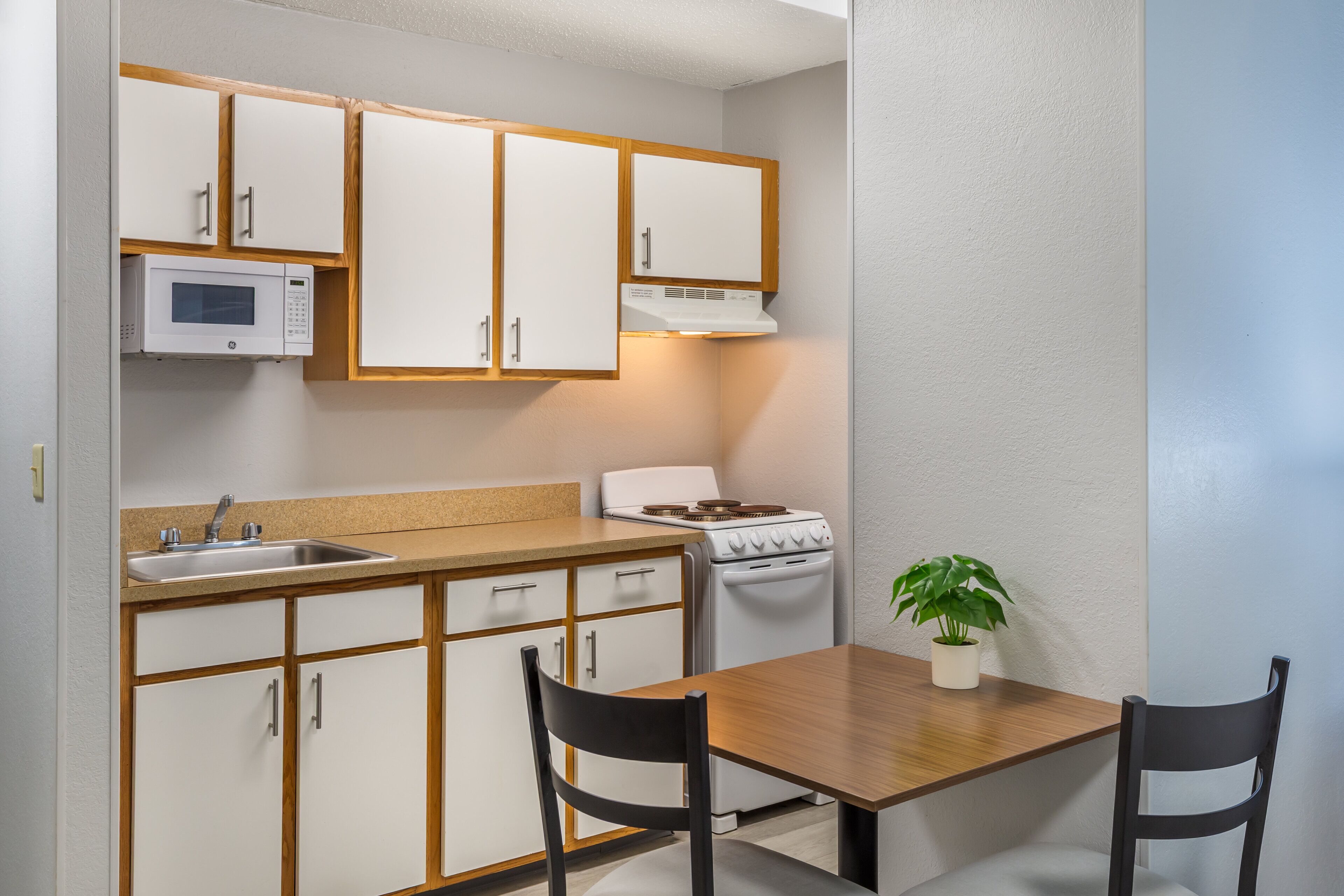 Studio, 1 Queen Bed, Non Smoking | Private kitchenette