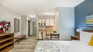 Studio, 1 Queen Bed, Non Smoking - HomeTowne Studios & Suites by Red Roof Greensboro (Greensboro)