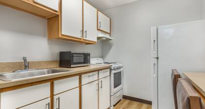 HomeTowne Studios & Suites by Red Roof Greensboro