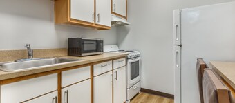 HomeTowne Studios & Suites by Red Roof Greensboro