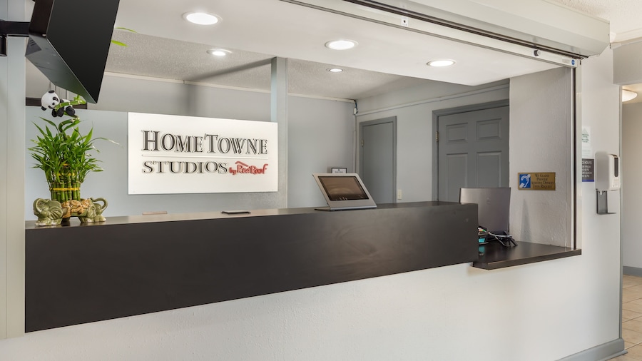 HomeTowne Studios & Suites by Red Roof Greensboro